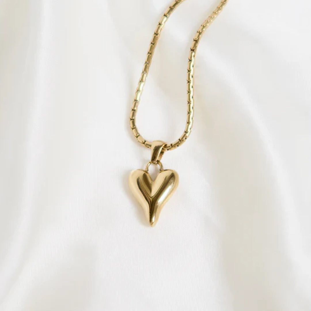Bellia Petite Heart Charm Necklace – Minimal Gold Love Pendant