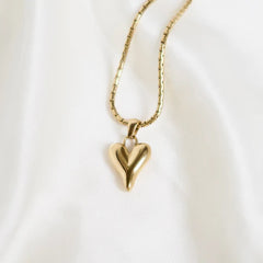 Bellia Petite Heart Charm Necklace – Minimal Gold Love Pendant