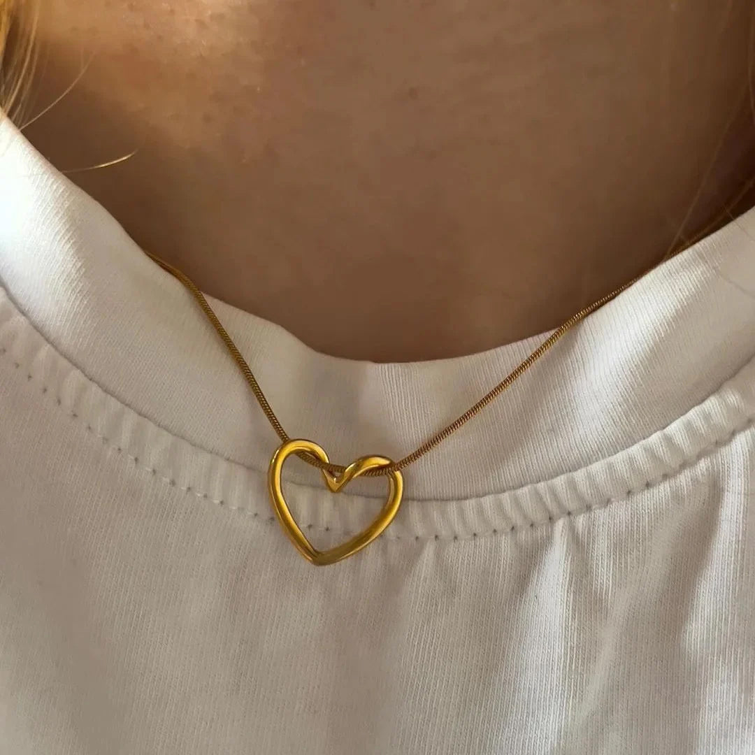 Bellia Open Heart Necklace – Minimal Gold Love Pendant for Women